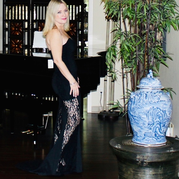 Stunning strapless gown with train and lace panels - Picture 3 of 6